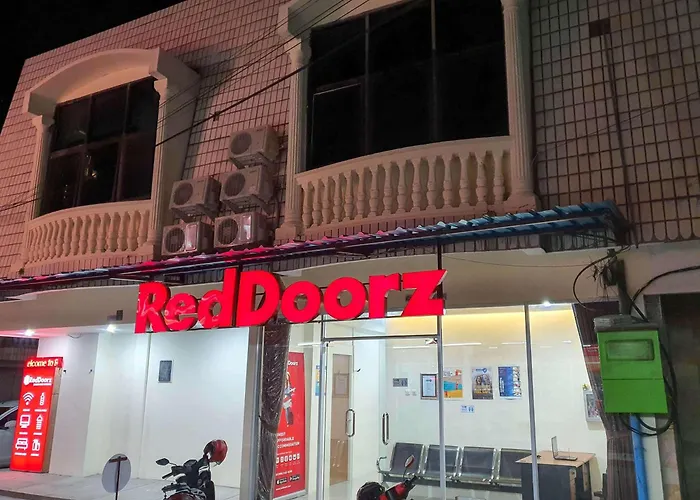 RedDoorz @ Darmo Park 1 Surabaya Hotel